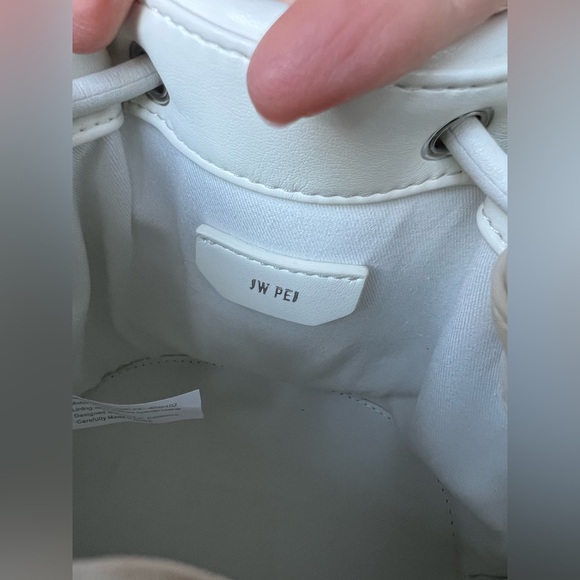 NEW JW PEI YULIA FAUX LEATHER BUCKET COLOR IVORY. Two straps removables - Picture 13 of 15